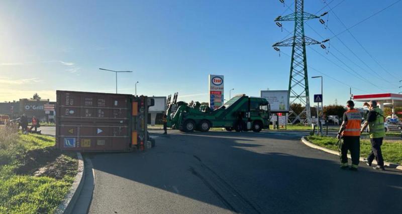  - Le semi-remorque veut éviter une camionnette, il se retourne dans un rond-point