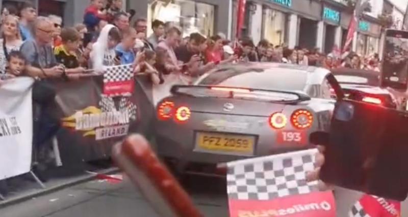  - VIDEO - Cette Nissan GT-R refait le pare-chocs arrière d’une Aston Martin DBS, pas de chance c’était lors d’une parade automobile