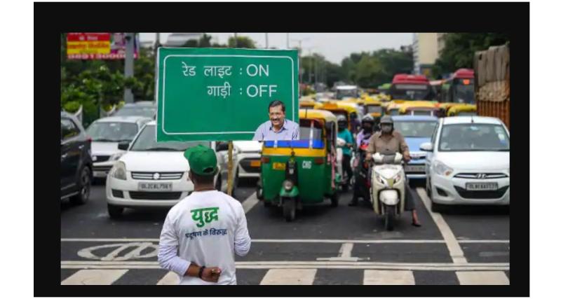  - Delhi (Inde) impose de couper le contact en attendant au feu rouge 