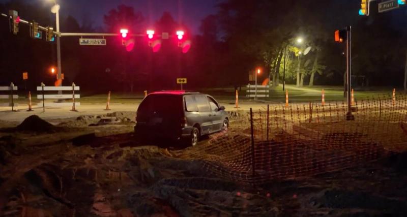  - Cette voiture s'échoue dans une zone en travaux, son conducteur préfère l’abandonner plutôt que d'appeler une dépanneuse