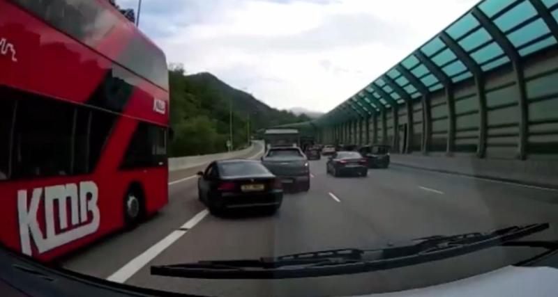  - Il pense qu'emprunter la voie réservée aux bus est une bonne idée, il le regrette immédiatement