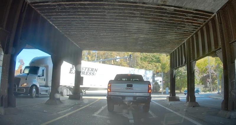  - L'entrée de ce semi-remorque dans ce tunnel est cavalière, il poursuit sa route comme si de rien n'était