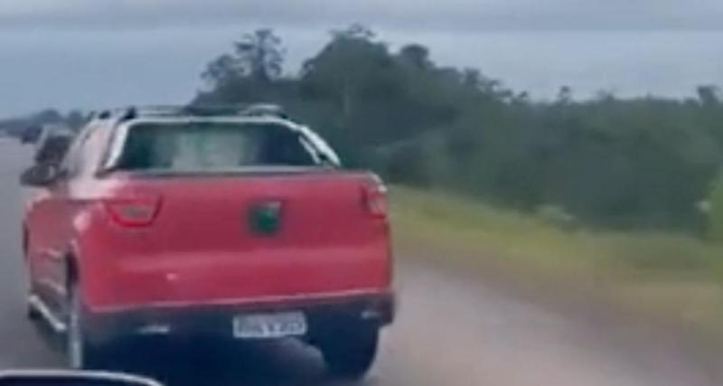  - La voiture devant lui déboite sans regarder dans son rétro, c'est celle qui la dépasse qui en souffre le plus