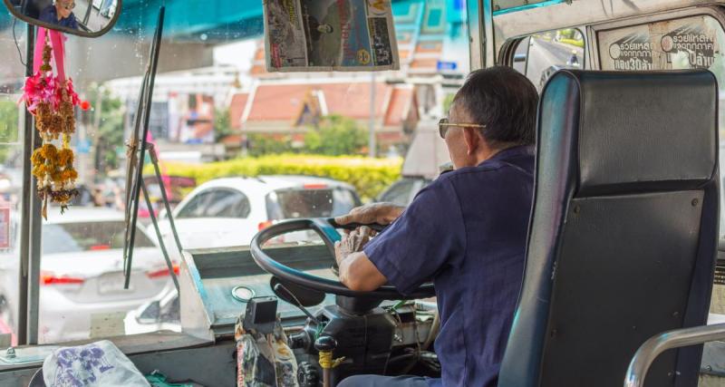  - Il envoie des textos tout en conduisant son bus, on ne voudrait pas être à la place des passagers