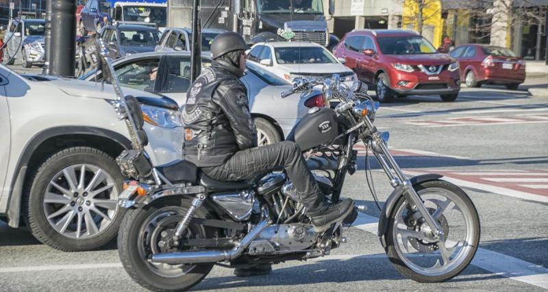  - Ce motard s'acharne à régler ses comptes contre une voiture, ça finit par se retourner contre lui