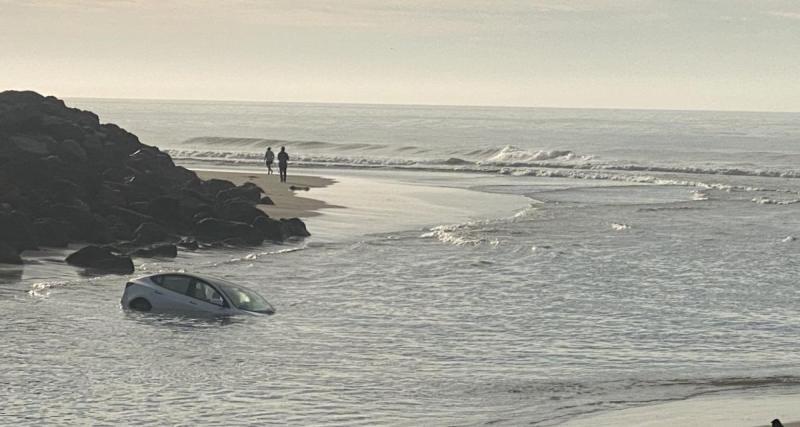  - Cette Tesla a été abandonnée sur la plage et emportée par la marée, son propriétaire est toujours recherché