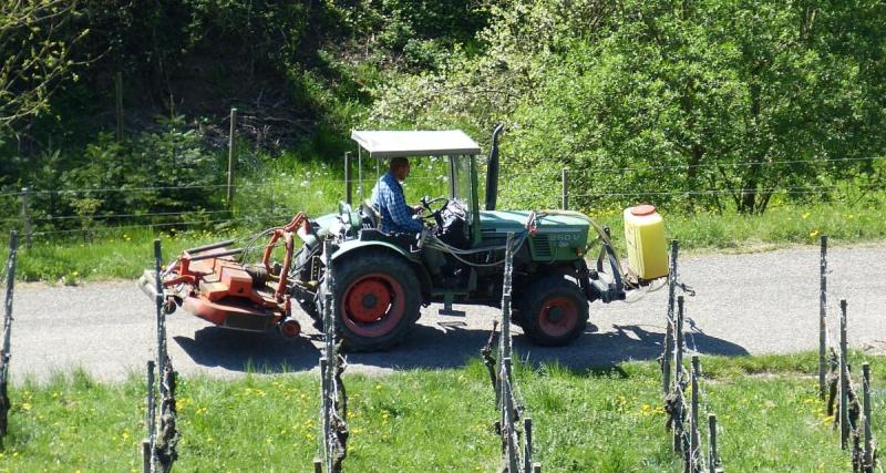  - VIDEO - Il surestime les capacités de son tracteur et ses talents de conducteur, ça finit dans le fossé