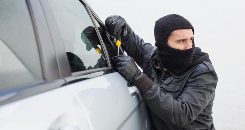  - Il se fait voler sa carte bancaire pendant qu’il fait le plein de sa voiture, les malfrats repérés grâce à la vidéo surveillance