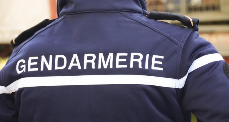  - La gendarmerie stoppe une Porsche à plus de 200 km/h sur l'autoroute, elle peut repartir en échange d’une grosse somme d’argent