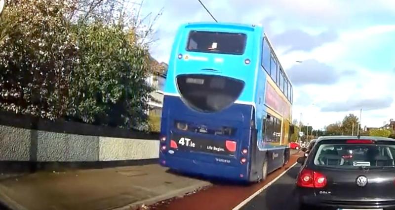  - Ce bus n'a pas de temps à perdre dans les embouteillages, il emprunte la voie réservée aux cyclistes