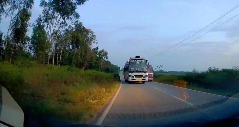  - Il évite un bus en plein dépassement, la frayeur de sa vie