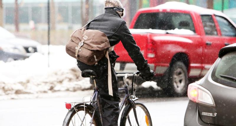  - Ce cycliste veut faire la leçon à un automobiliste quitte à en oublier le vélo derrière lui