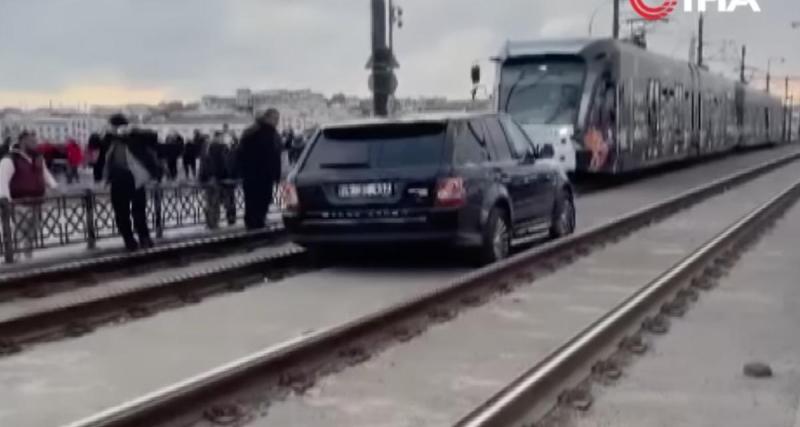  - Il décide de passer par les rails du tramway pour éviter les bouchons, il se retrouve rapidement coincé