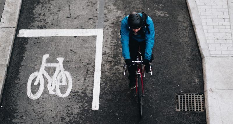  - Il multiplie les figures à vélo, l'automobiliste derrière lui perd patience