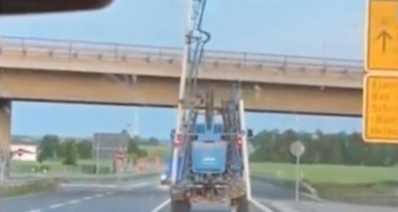  - VIDEO - Trop haute pour ce pont, la perche de ce tracteur est restée sur le carreau