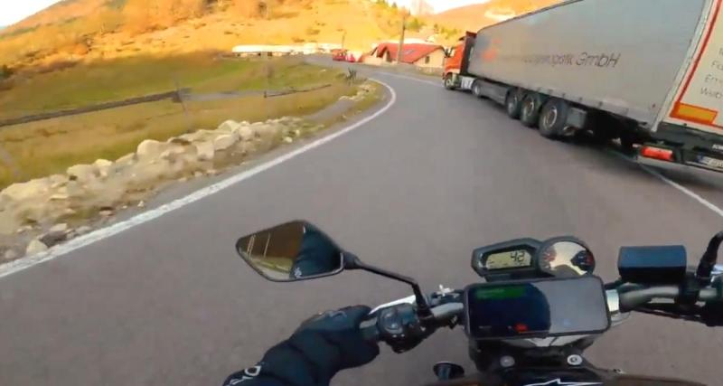  - Ce motard est trop ambitieux dans son dépassement, le camion le pousse à terre