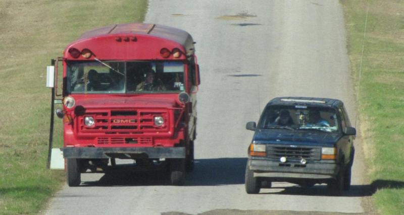  - Ce camion fait fi des obstacles sur son chemin, même si ce sont des voitures