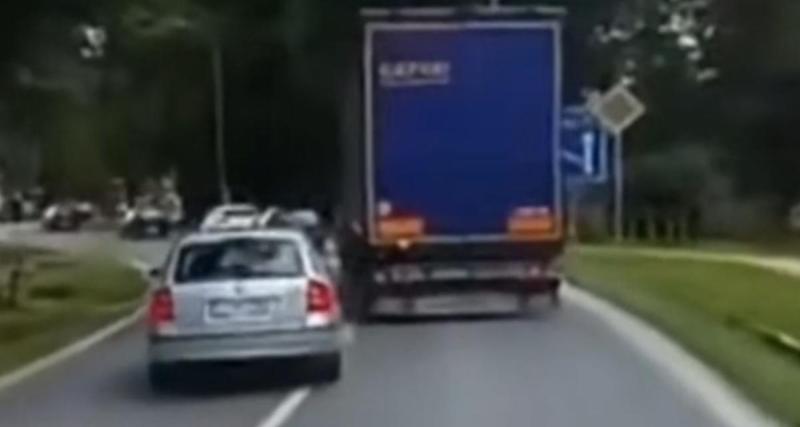 - Cet automobiliste fait n'importe quoi pour dépasser en ville, il est remis à sa place sans ménagement