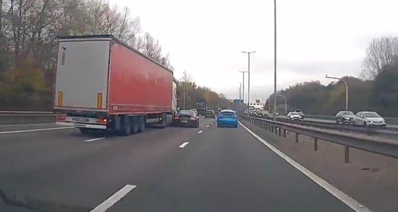  - Cette Porsche est dans l'angle mort du poids lourd, heureusement que le chauffeur n'insiste pas