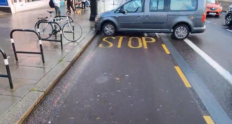  - Cet automobiliste nous offre un florilège de ce qu'il ne faut pas faire en ville