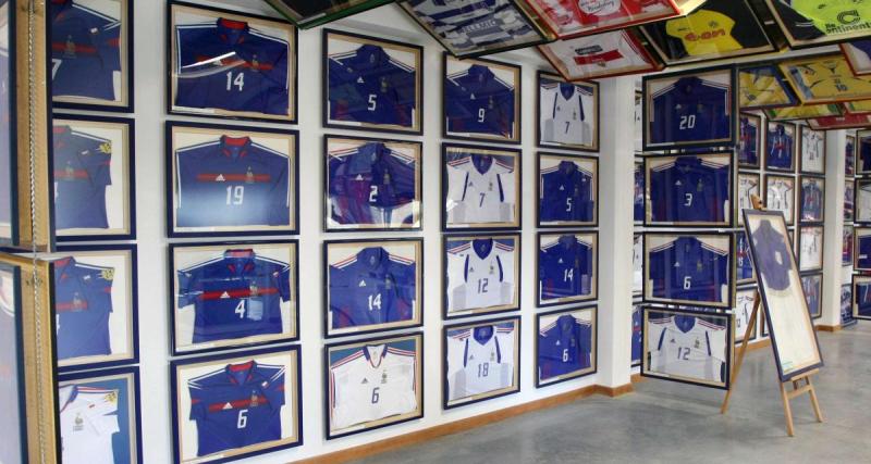  - Équipe de France : 300 maillots de football, dont 76 des Bleus, ont été mis aux enchères ce week-end à Paris !