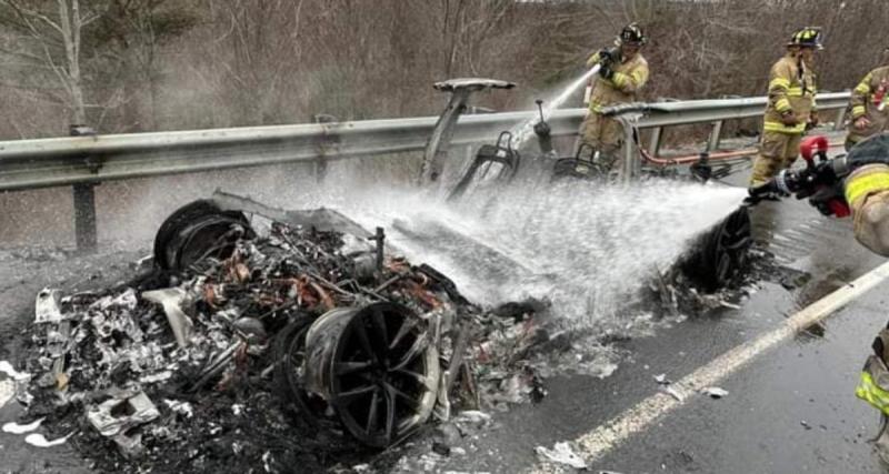  - Les pompiers utilisent une quantité astronomique d'eau pour éteindre une Tesla en flammes