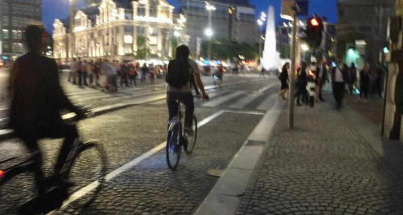  - Cet automobiliste s'aventure sur une piste cyclable, manifestement il est le seul à l'ignorer