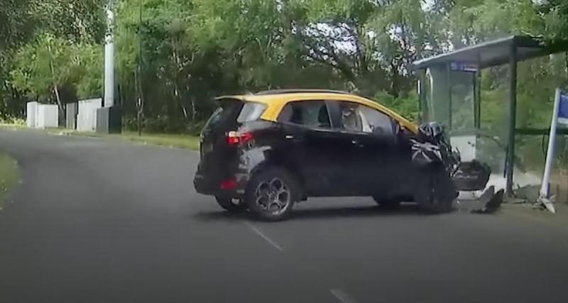  - Elle vole la voiture d’une amie et termine sa course contre un arrêt de bus