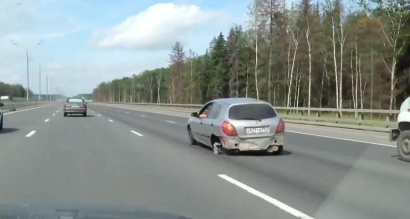  - Il prend le risque de rouler avec une épave sur l’autoroute, les automobilistes autour n’en reviennent pas