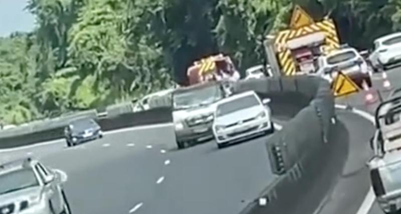  - Cet automobiliste repart en marche arrière sur l'autoroute pour observer un accident