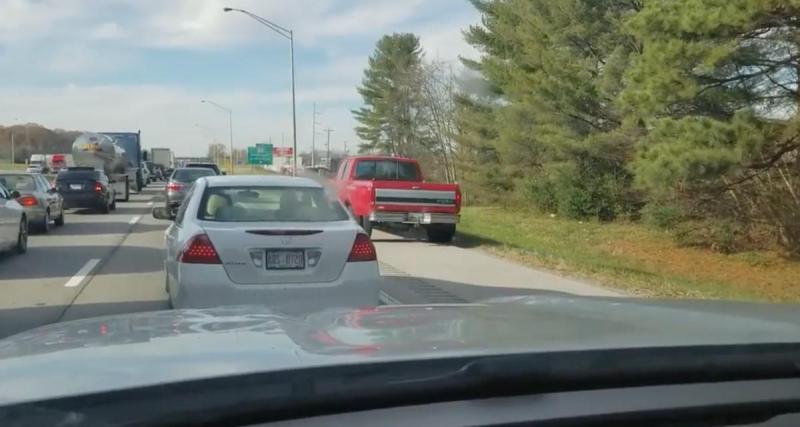  - Ce pick-up tente d'esquiver les embouteillages, le problème pour lui c'est qu'il n'a pas vu la police