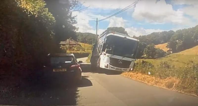  - Le camion-poubelle s’écarte pour laisser de la place aux autres véhicules, ça se termine en tonneaux