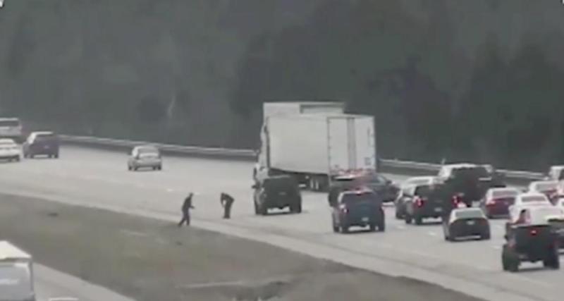  - Les automobilistes s'arrêtent et descendent de voiture sur l'autoroute pour ramasser de l'argent