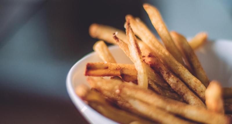  - En pleine-course poursuite, elle fait demi-tour pour récupérer son cornet de frites