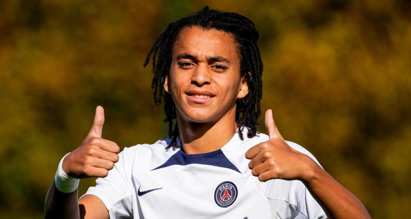  - PSG : Kylian Mbappé félicite son petit frère, à l'entraînement avec les pros