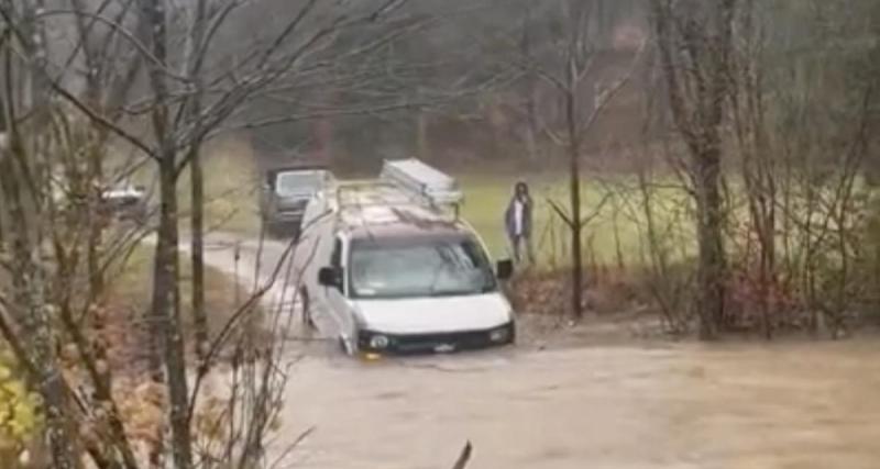  - VIDEO - Il tente la traversée d'une rivière avec son fourgon, dès le début ça ne sent pas bon