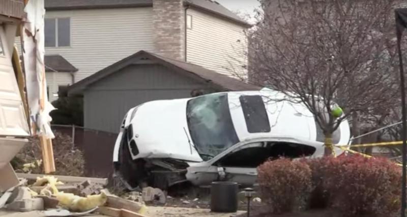  - Le vendeur de cette BMW perd le contrôle et finit dans la façade d'une maison