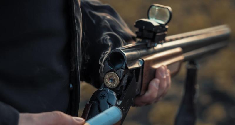  - Il tire dans la mauvaise direction, la balle du chasseur se loge dans la carrosserie d'un automobiliste