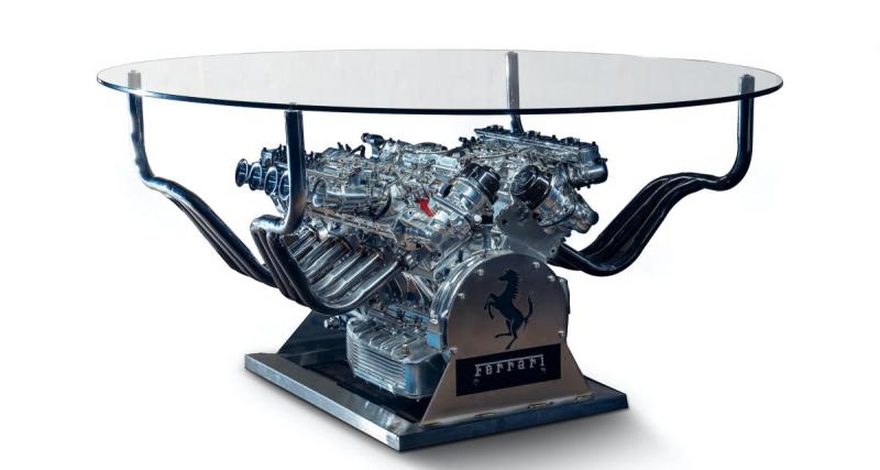  - Vendue à un prix fou, cette table en verre repose sur un moteur de Ferrari