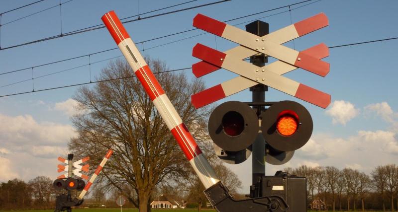  - Surprise pour les automobilistes au passage à niveau, ce n'est pas un train qu'ils voient passer