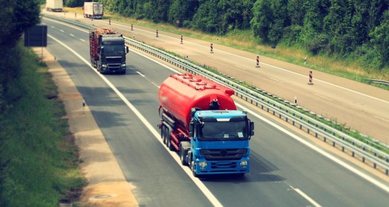  - Un semi-remorque chute d’une bretelle d'autoroute, il atterrit sur une autre scène d’accident