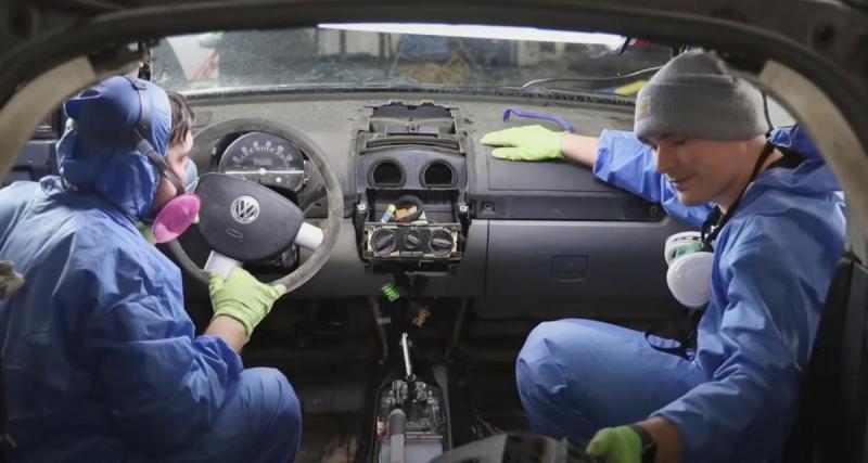  - L’intérieur de cette voiture est dans un état pitoyable, la combinaison est de rigueur pour le nettoyer