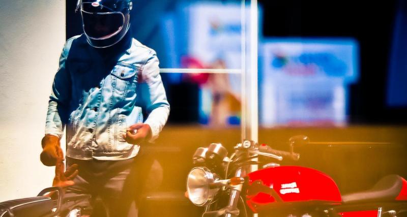  - Ce pompiste réagit à l’instinct pour empêcher le motard d’allumer une cigarette à la station essence