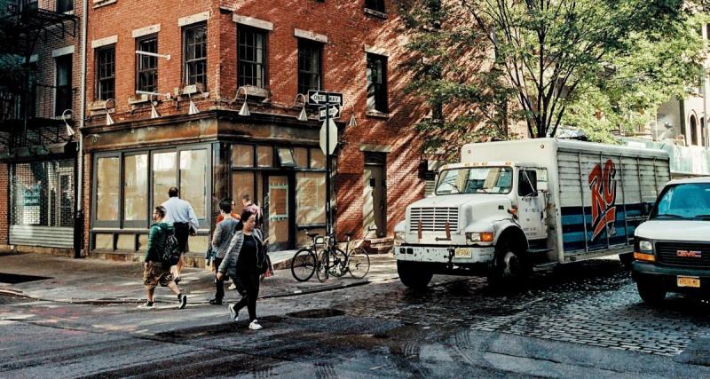  - Le semi-remorque ne fait pas dans la dentelle pour manœuvrer dans les rues de New York