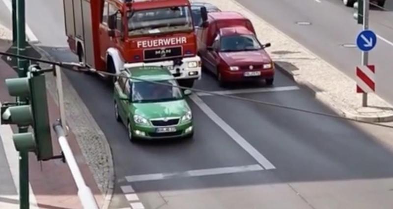  - Cet automobiliste n’a vraiment pas saisi le concept de céder la priorité aux pompiers