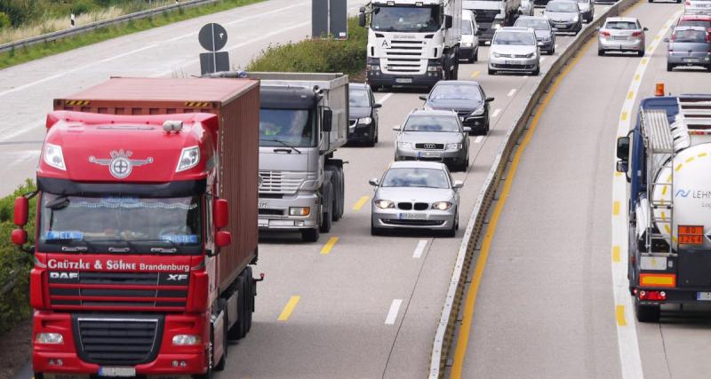  - Le camion perd les deux tiers de son chargement à cause d'une porte mal fermée