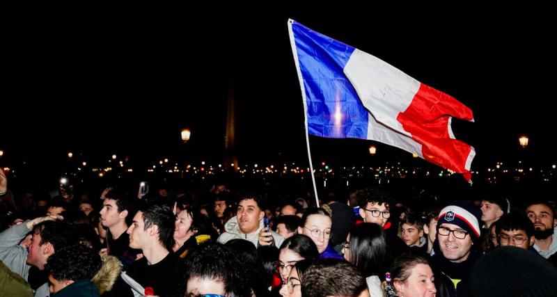  - Feu d'artifice, ovation, chants... ambiance de folie Place de La Concorde