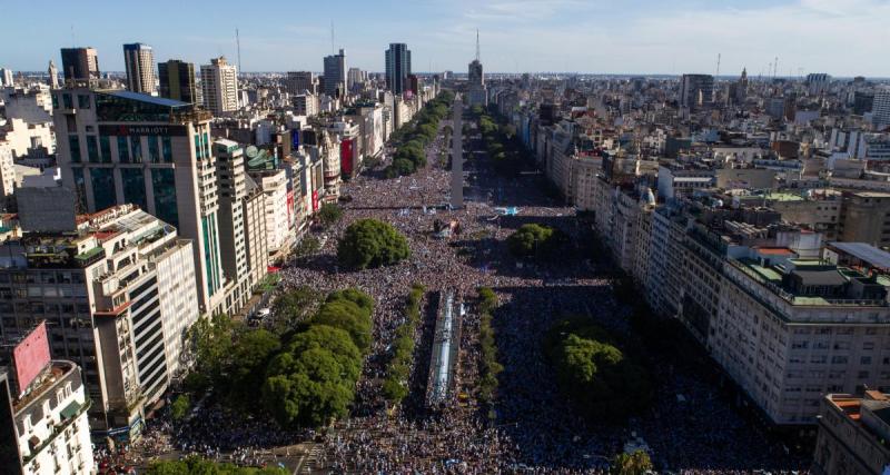  - Argentine : plus de quatre millions de personnes attendent le bus des champions du monde