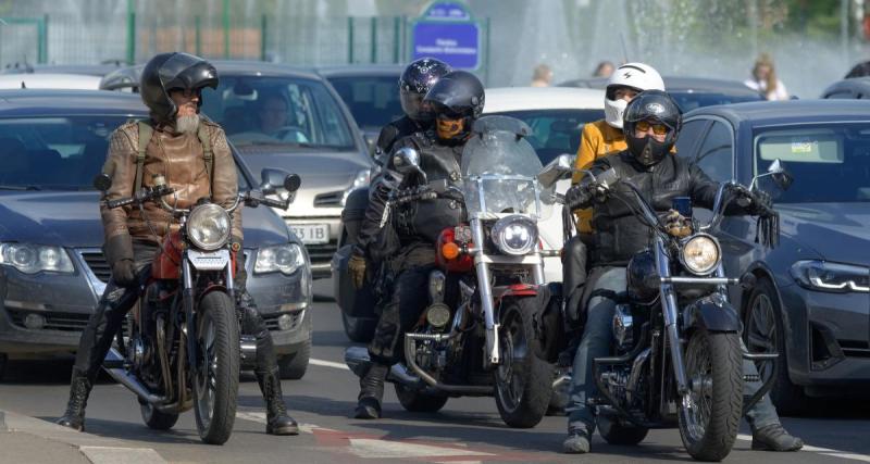  - Cet automobiliste énervé monte sur une moto pour exprimer sa rage