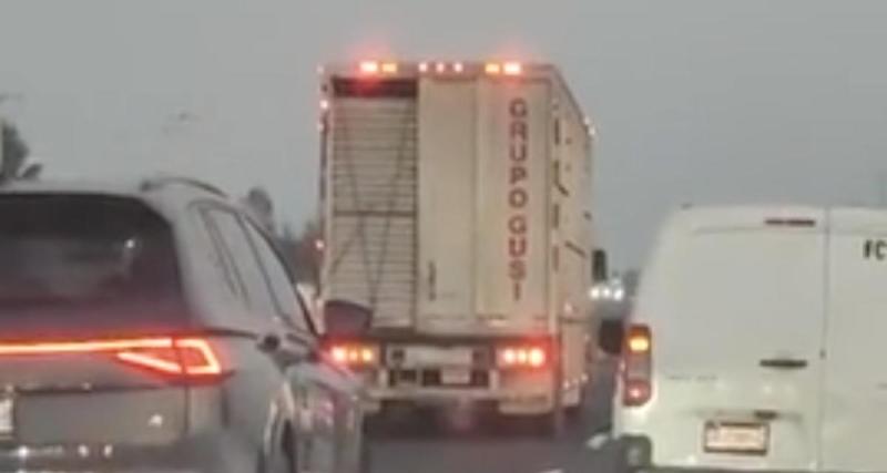  - Ce camionneur ne veut pas être doublé, il est prêt à tout pour cela !